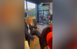 Marcelo Rebelo de Sousa dá pontapés a estudantes universitários