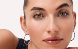 O segredo da maquilhagem glazed que está a invadir o verão (e promete transformar qualquer look em segundos)