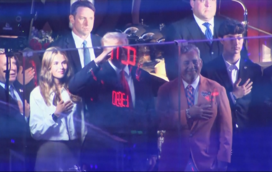 Donald Trump vaiado por adeptos da NBA em Nova Iorque