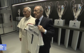 Papa Leão XIV recebe camisola personalizada do Real Madrid em encontro com Florentino Pérez