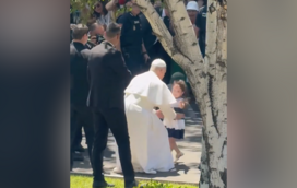 O momento adorável em que uma menina ‘finta’ a segurança e corre para os braços do Papa