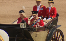 Rei Carlos III celebra aniversário oficial com cerimónia icónica Trooping the Colour