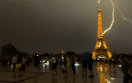 Relâmpagos atingem a Torre Eiffel durante tempestade em Paris