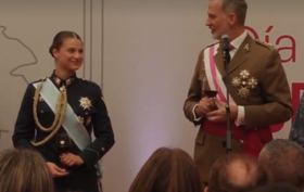 Rei Felipe VI brinca com a filha, a princesa Leonor, e põe toda a gente a rir
