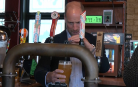 Príncipe do Povo! William tira uma imperial num bar no sul de Londres