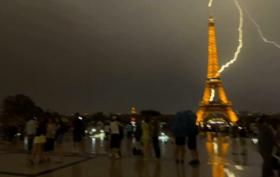 Relâmpagos atingem a Torre Eiffel durante tempestade em Paris