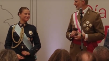 Rei Felipe VI brinca com a filha, a princesa Leonor, e põe toda a gente a rir