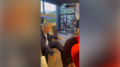 Marcelo Rebelo de Sousa dá pontapés a estudantes universitários