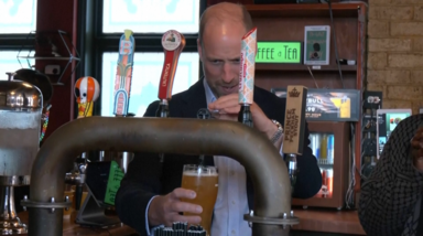 Príncipe do Povo! William tira uma imperial num bar no sul de Londres