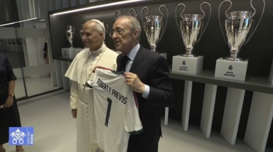 Papa Leão XIV recebe camisola personalizada do Real Madrid em encontro com Florentino Pérez