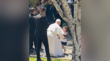 O momento adorável em que uma menina ‘finta’ a segurança e corre para os braços do Papa