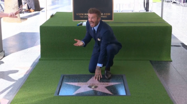 Lenda do futebol! David Beckham recebe estrela no Passeio da Fama de Hollywood