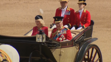 Rei Carlos III celebra aniversário oficial com cerimónia icónica Trooping the Colour