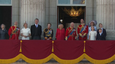 Família real britânica assiste a tradicional desfile aéreo da varanda do Palácio de Buckingham 
