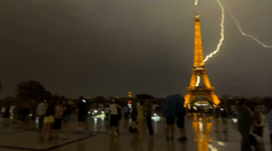 Relâmpagos atingem a Torre Eiffel durante tempestade em Paris