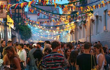 Multidão celebra os Santos Populares em Lisboa num arraial animado