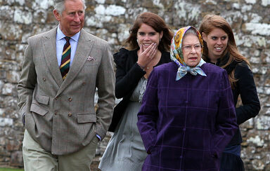 Carlos, Isabel II, Eugenie e Beatrice