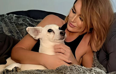 Amor além da vida. Mulher transforma luto pelo cão em tatuagem com cinzas misturadas na tinta do eyeliner