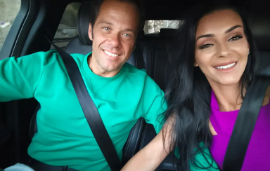 Luíza Abreu assiste à corrida de João Moura Caetano longe da família do namorado