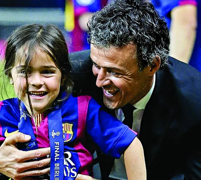 É muita emoção! Luis Enrique celebra nova vitória mas sempre com a filha que morreu aos 9 anos no coração: 'A Xana está comigo'