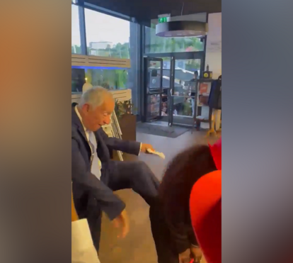 Marcelo Rebelo de Sousa dá pontapés a estudantes universitários