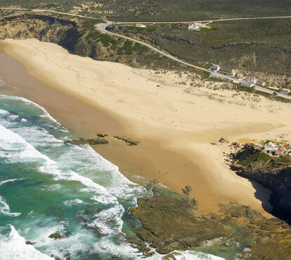 A praia algarvia sem turismo de massa que conquistou um prémio internacional