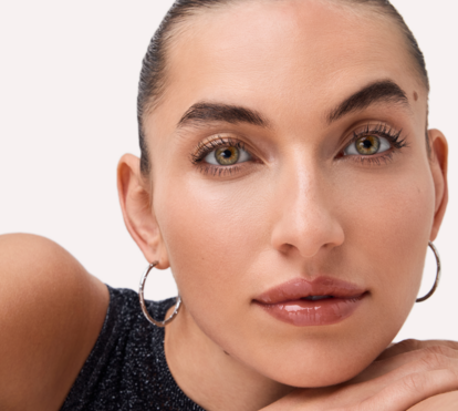 O segredo da maquilhagem glazed que está a invadir o verão (e promete transformar qualquer look em segundos)