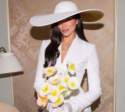 A escolha que surpreendeu toda a gente: Afinal, porque é que Dua Lipa casou de fato de saia e casaco?