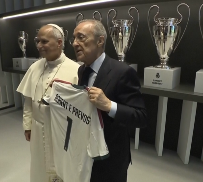 Papa Leão XIV recebe camisola personalizada do Real Madrid em encontro com Florentino Pérez