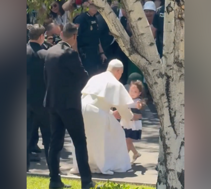 O momento adorável em que uma menina ‘finta’ a segurança e corre para os braços do Papa