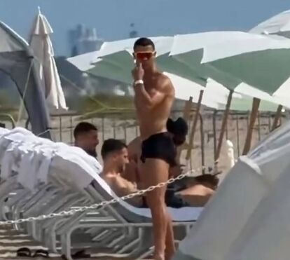 Primeira ida a banhos em Miami! Apanhado na praia, Cristiano Ronaldo mostra físico impressionante