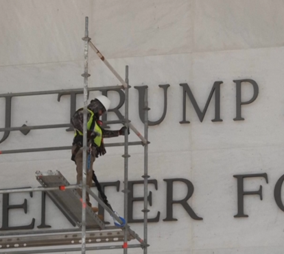 Era só o que faltava! Nome de Donald Trump retirado do Kennedy Center após ordem judicial