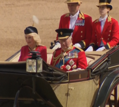 Rei Carlos III celebra aniversário oficial com cerimónia icónica Trooping the Colour