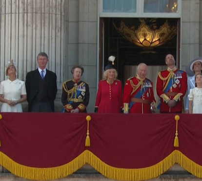 Família real britânica assiste a tradicional desfile aéreo da varanda do Palácio de Buckingham 