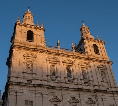 O encanto do Mosteiro à noite! Embarque nesta viagem inesquecível