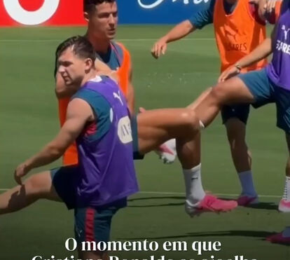 O momento em que Cristiano Ronaldo se ajoelha para ficar ao nível de Francisco Conceição