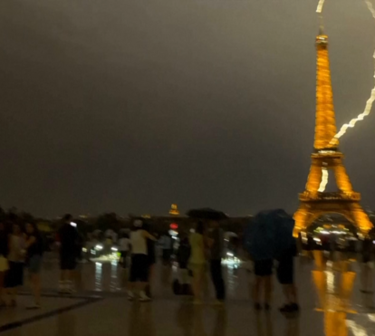 Relâmpagos atingem a Torre Eiffel durante tempestade em Paris