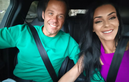 Luíza Abreu assiste à corrida de João Moura Caetano longe da família do namorado