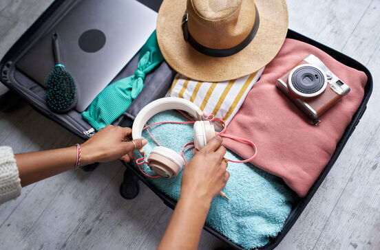 Mala de viagem pronta com roupa, acessórios e eletrónicos para as férias