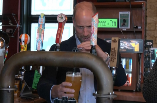 Príncipe do Povo! William tira uma imperial num bar no sul de Londres