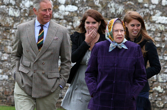 Carlos, Isabel II, Eugenie e Beatrice