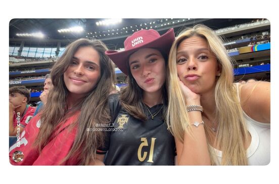 Madalena Aragão e amigas no estádio de Houston