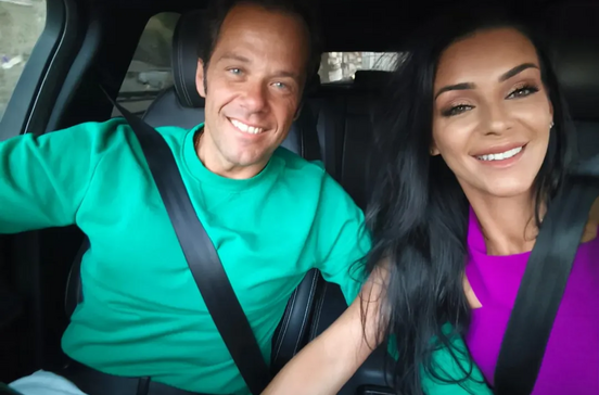 Luíza Abreu assiste à corrida de João Moura Caetano longe da família do namorado