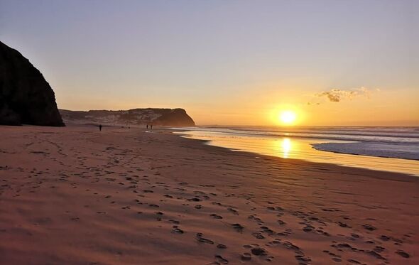 Praia algarvia, cenário de prémio internacional, destaca-se sem o turismo de massa.
