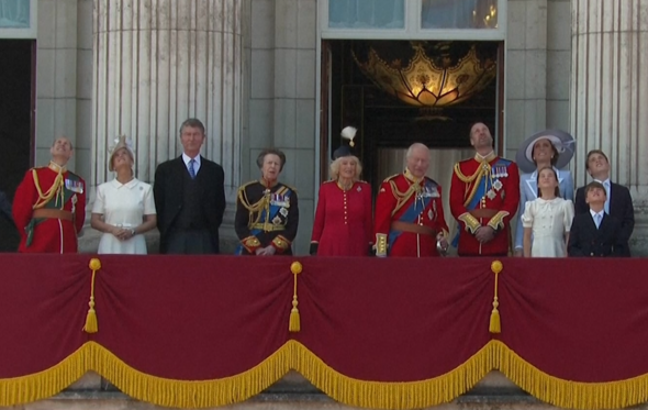 Família real britânica assiste a tradicional desfile aéreo da varanda do Palácio de Buckingham 