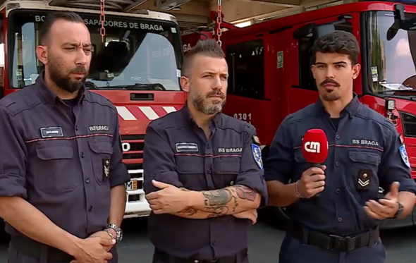 Os três bombeiros envolvidos no salvamento