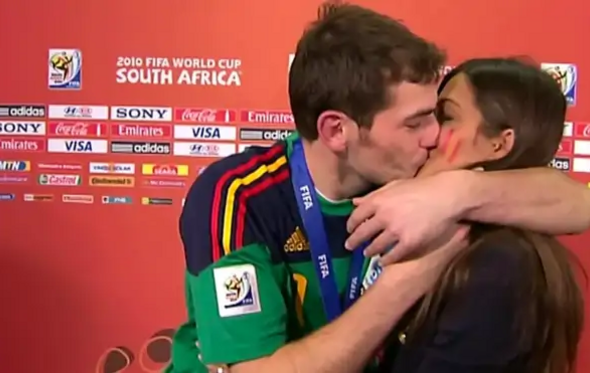 Iker Casillas beija Sara Carbonero após entrevista