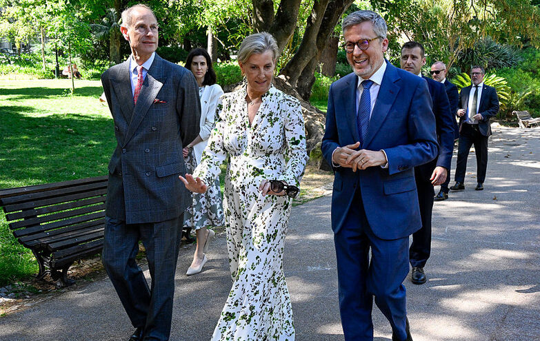 Duques de Edimburgo passeiam por Lisboa com Carlos Moedas