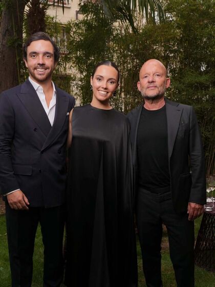 Os irmãos Rui e Francisca Amorim Alegre, filhos de Paula Amorim, no evento em Paris, com o arquiteto belga Vincent Van Duysen