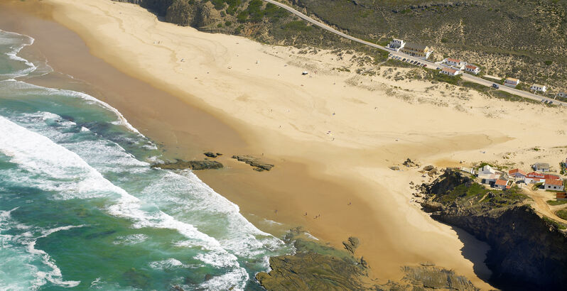 A praia algarvia sem turismo de massa que conquistou um prémio internacional